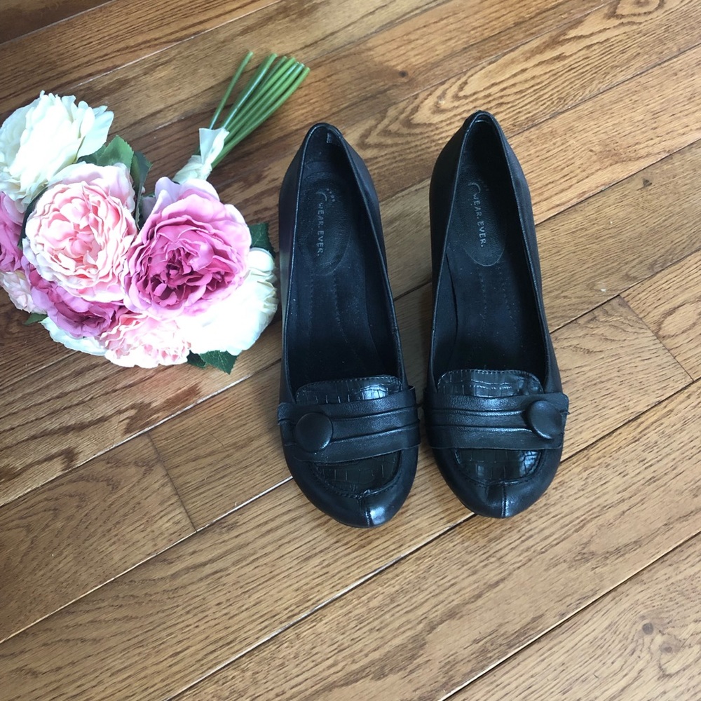 Women’s size 9 black Bare Traps dress shoes